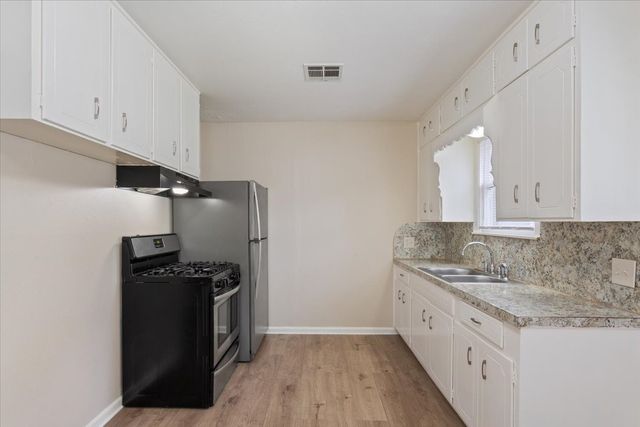 212 Avenue E, Lacy Lakeview, TX 76705