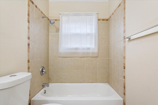 212 Avenue E, Lacy Lakeview, TX 76705