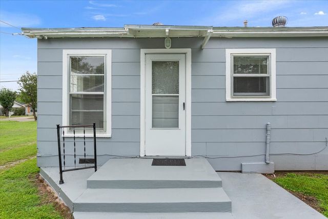 212 Avenue E, Lacy Lakeview, TX 76705