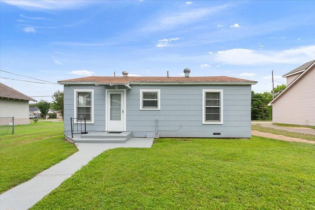 212 Avenue E, Lacy Lakeview, TX 76705