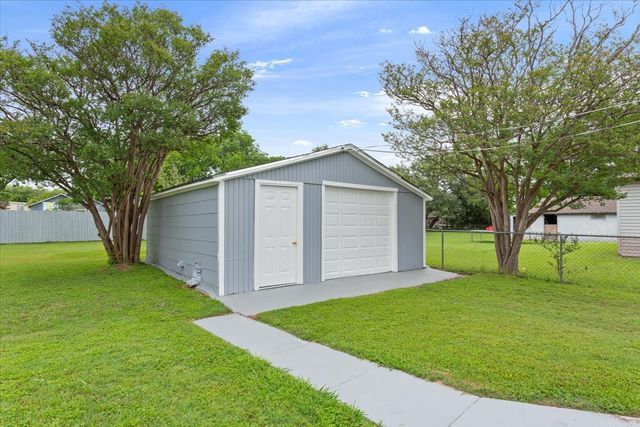 212 Avenue E, Lacy Lakeview, TX 76705