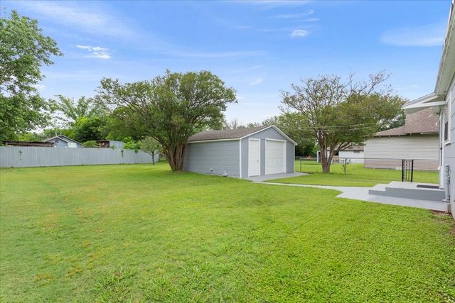 212 Avenue E, Lacy Lakeview, TX 76705