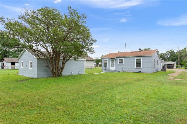 212 Avenue E, Lacy Lakeview, TX 76705