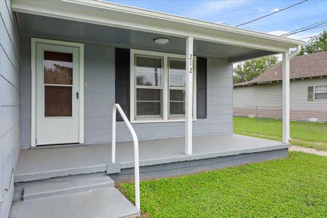212 Avenue E, Lacy Lakeview, TX 76705