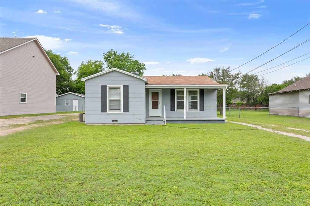 212 Avenue E, Lacy Lakeview, TX 76705