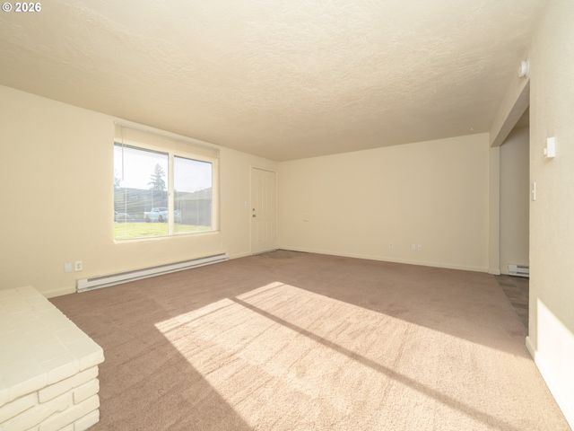 1591 JAMES St, Woodburn, OR 97071