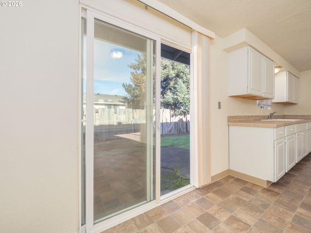 1591 JAMES St, Woodburn, OR 97071