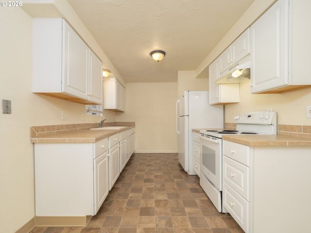 1591 JAMES St, Woodburn, OR 97071