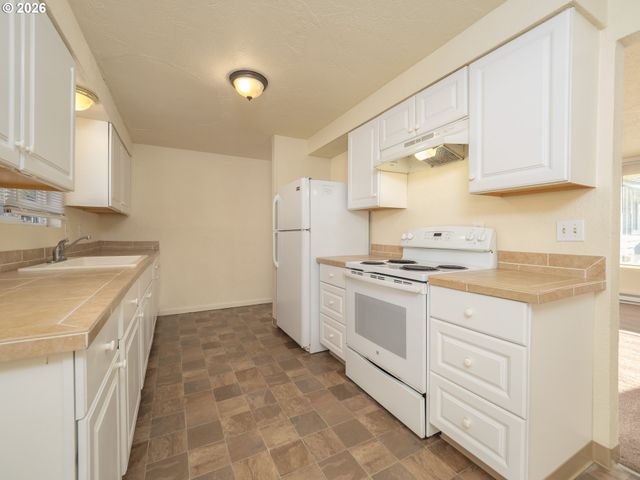 1591 JAMES St, Woodburn, OR 97071