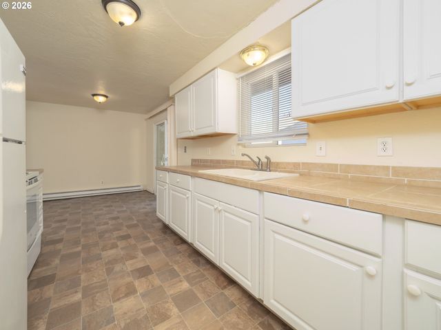 1591 JAMES St, Woodburn, OR 97071