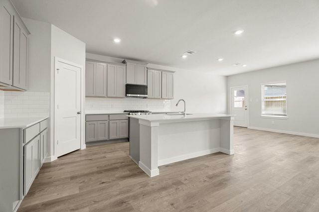 755 Woodhaven Lakes Drive, La Marque, TX 77568