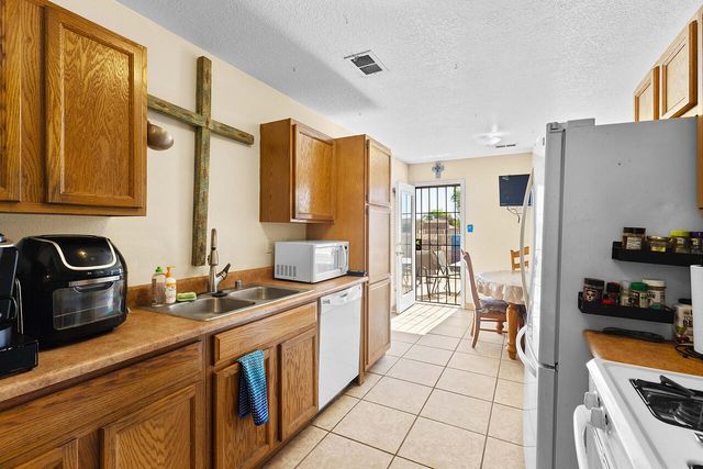 1932 Desert Breeze Drive SW, Albuquerque, NM 87121