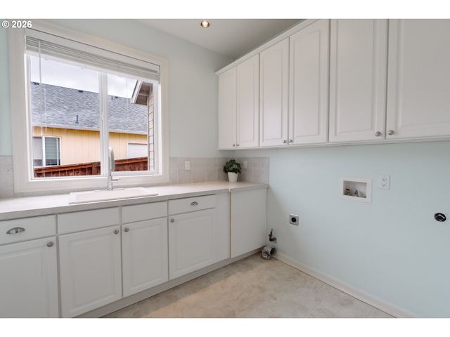 11041 Se HENDERSON Dr, Portland, OR 97266