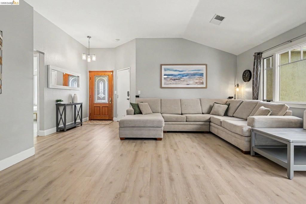 Image 19 of property listing at 1760 Domaine Way, Oakley, CA 94561