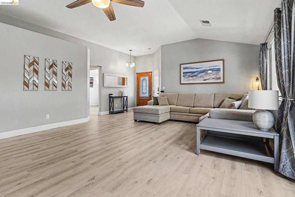 Image 20 of property listing at 1760 Domaine Way, Oakley, CA 94561