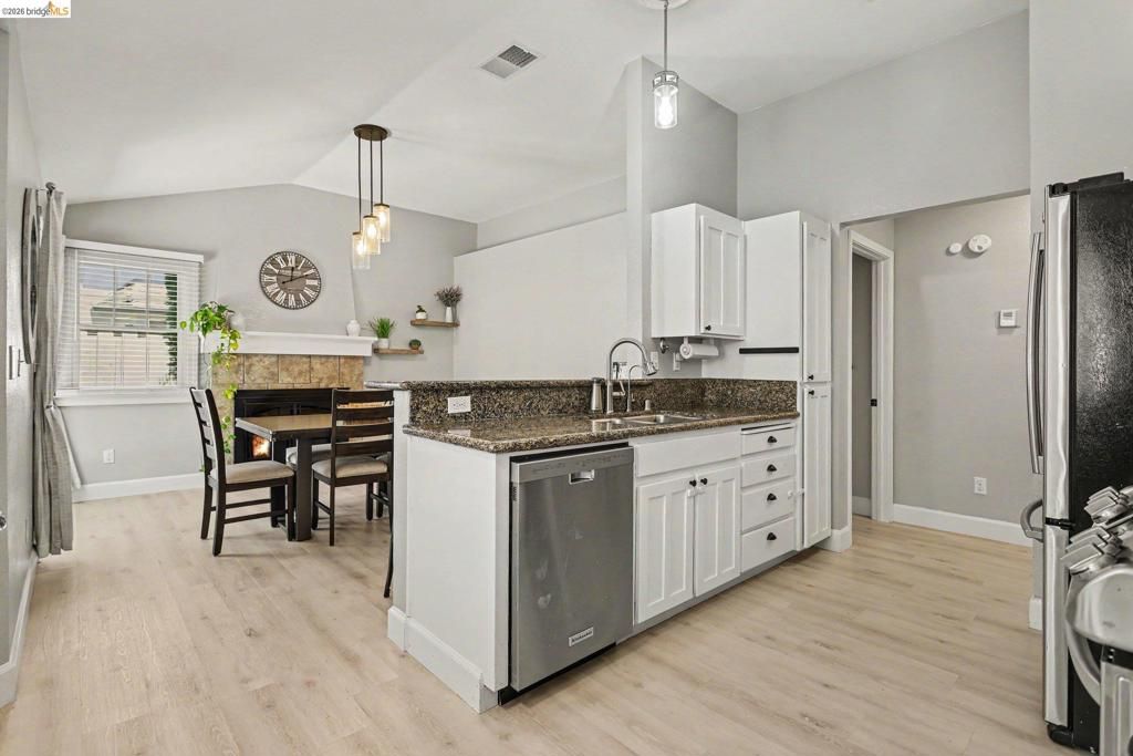 Image 24 of property listing at 1760 Domaine Way, Oakley, CA 94561