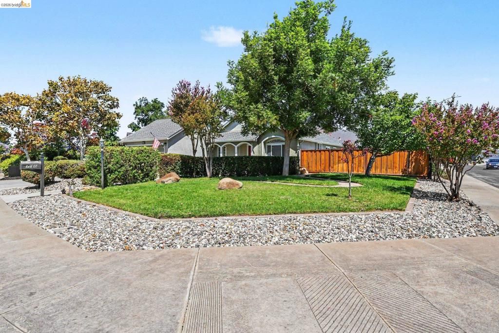 Image 3 of property listing at 1760 Domaine Way, Oakley, CA 94561