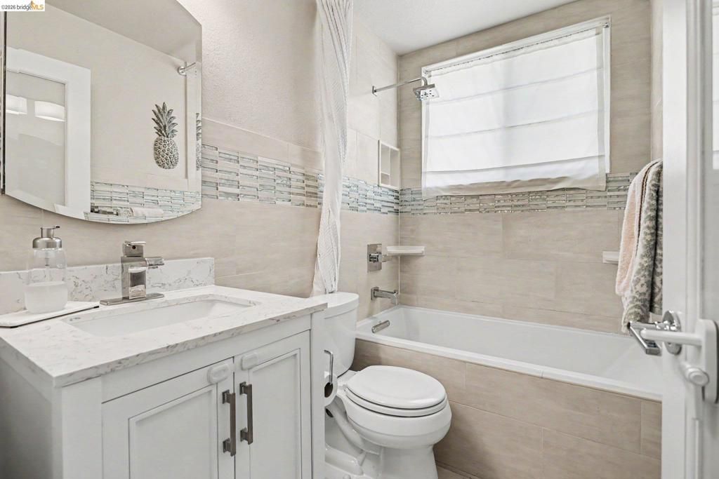 Image 33 of property listing at 1760 Domaine Way, Oakley, CA 94561