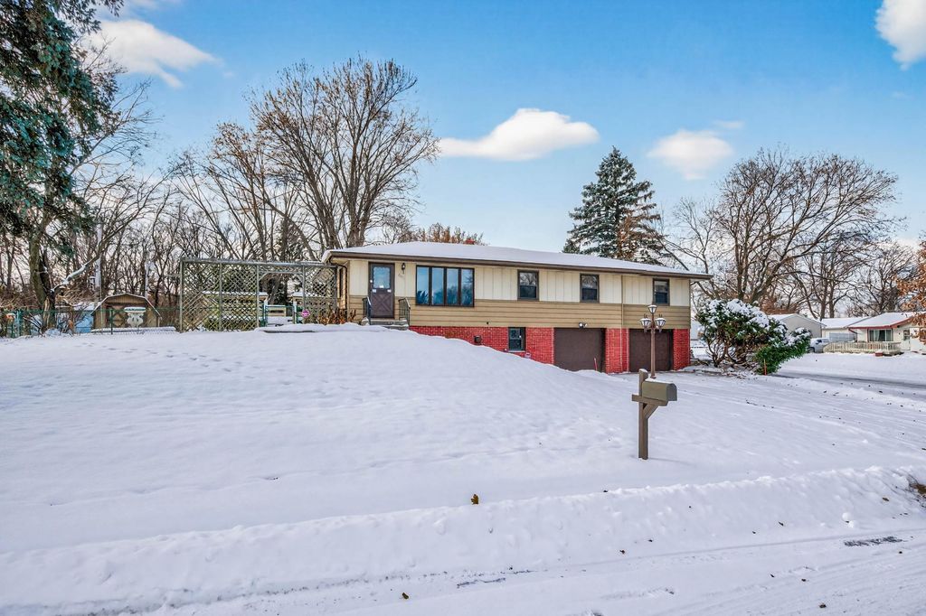 6381 Rath Drive, Woodbury, MN 55125