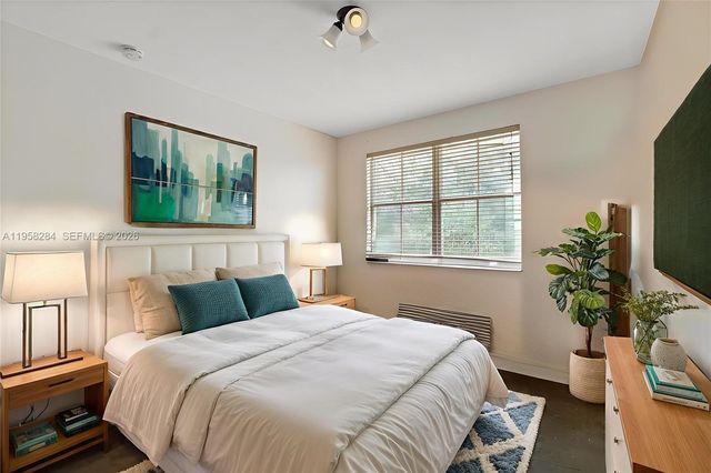 8968 NW 180th Ter, Hialeah, FL 33018