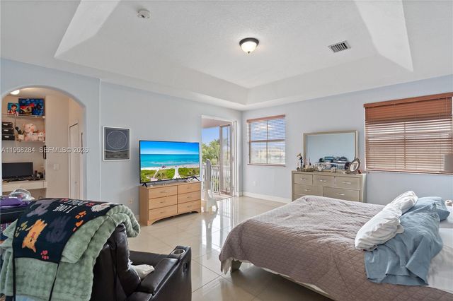 8968 NW 180th Ter, Hialeah, FL 33018