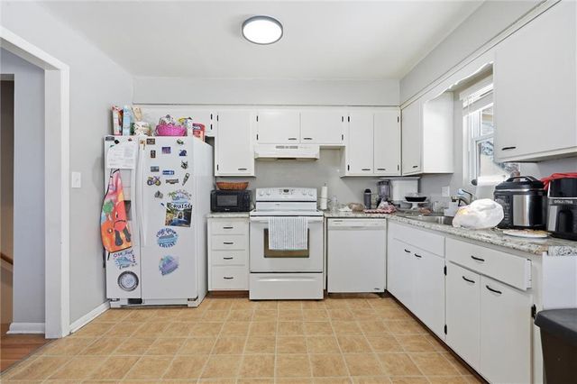 1409 - 1411 E Ridgeway Drive, Olathe, KS 66061