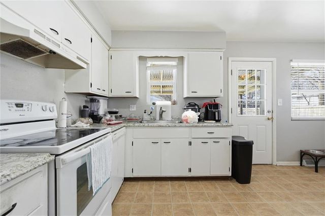 1409 - 1411 E Ridgeway Drive, Olathe, KS 66061