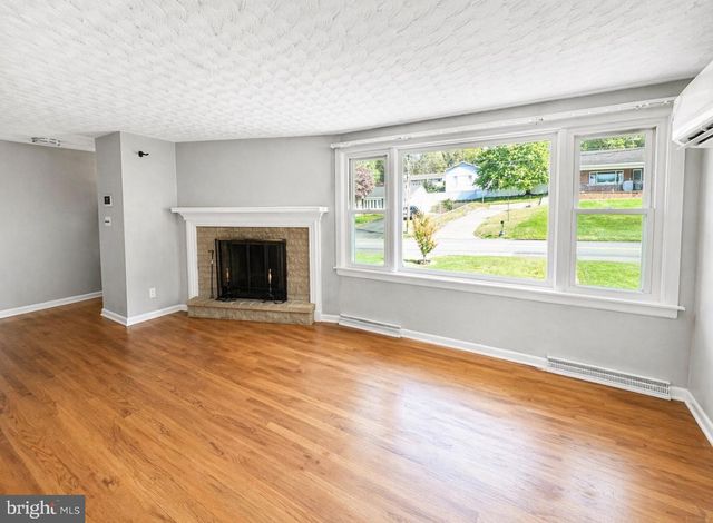 555 WOODLAND VIEW DR, York, PA 17406
