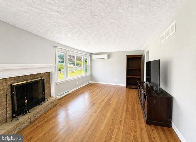 555 WOODLAND VIEW DR, York, PA 17406