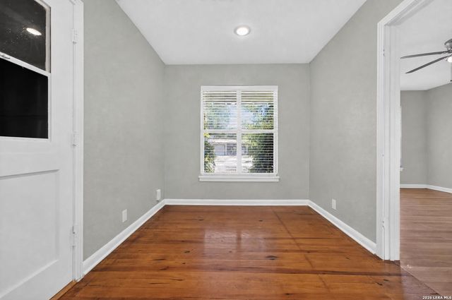 111 Laddie Pl, San Antonio, TX 78201