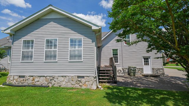 131 Stonehouse Dr, Gallatin, TN 37066