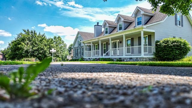 131 Stonehouse Dr, Gallatin, TN 37066