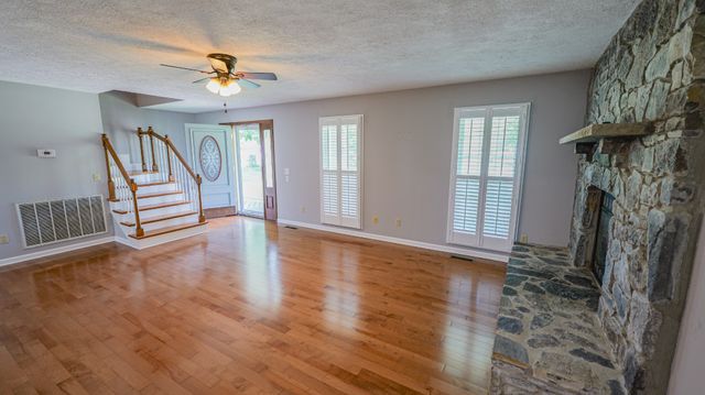 131 Stonehouse Dr, Gallatin, TN 37066