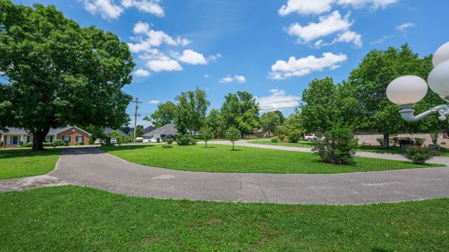 131 Stonehouse Dr, Gallatin, TN 37066