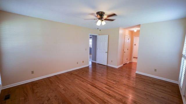 131 Stonehouse Dr, Gallatin, TN 37066