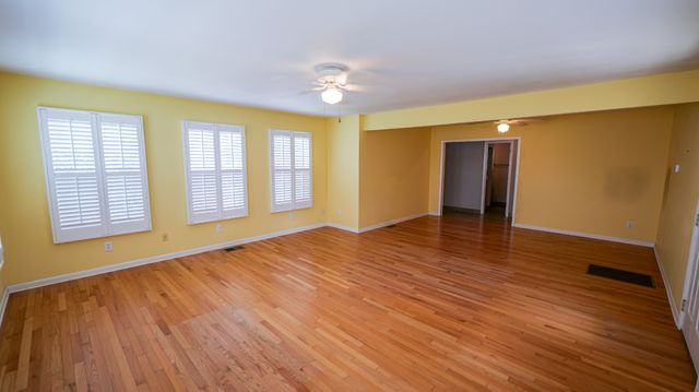 131 Stonehouse Dr, Gallatin, TN 37066