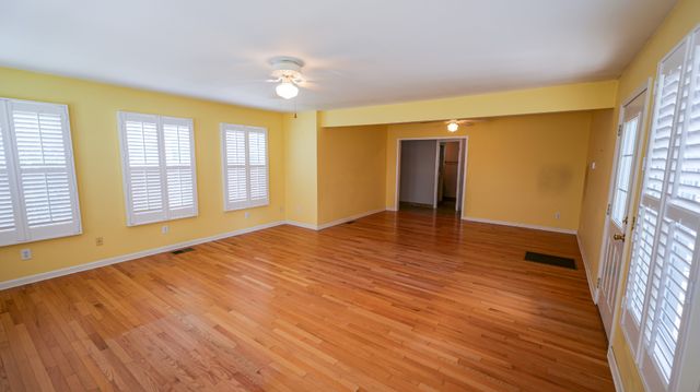 131 Stonehouse Dr, Gallatin, TN 37066
