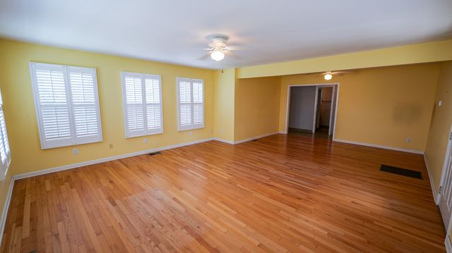 131 Stonehouse Dr, Gallatin, TN 37066