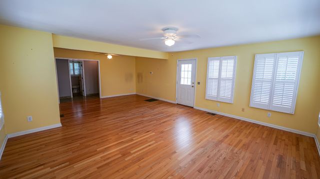 131 Stonehouse Dr, Gallatin, TN 37066
