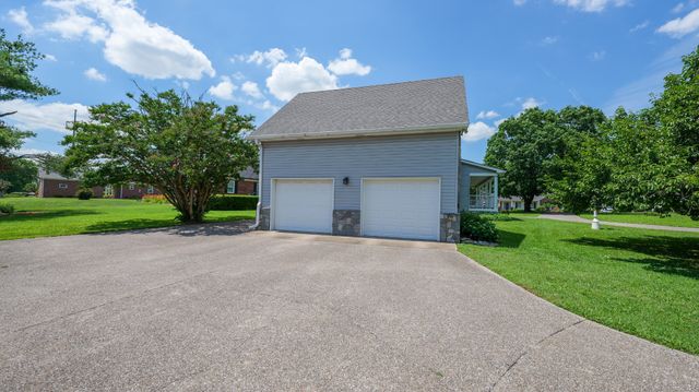 131 Stonehouse Dr, Gallatin, TN 37066