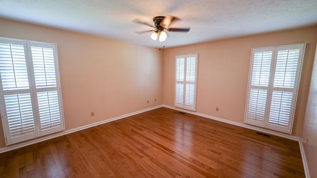 131 Stonehouse Dr, Gallatin, TN 37066