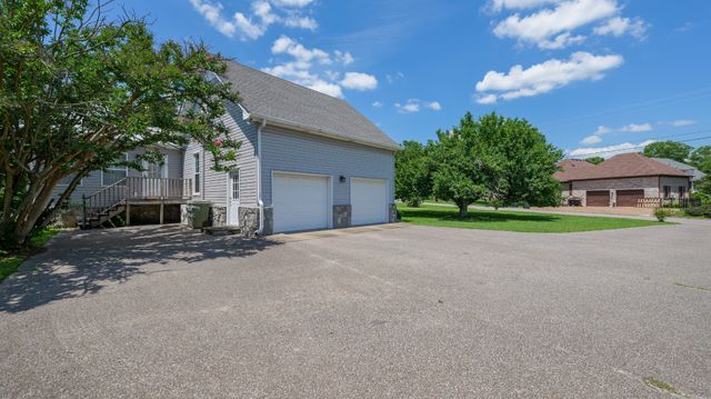 131 Stonehouse Dr, Gallatin, TN 37066