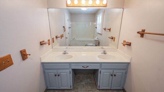 131 Stonehouse Dr, Gallatin, TN 37066