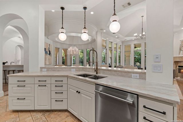 112 Tuscany Way, Shavano Park, TX 78249