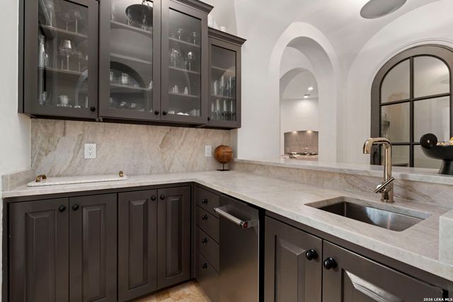 112 Tuscany Way, Shavano Park, TX 78249