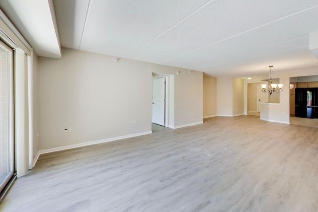 390 S Western Avenue 201, Des Plaines, IL 60016