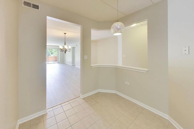 390 S Western Avenue 201, Des Plaines, IL 60016