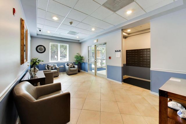 390 S Western Avenue 201, Des Plaines, IL 60016