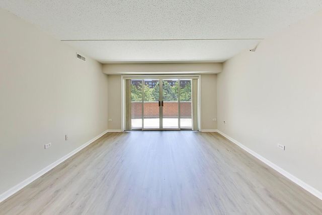 390 S Western Avenue 201, Des Plaines, IL 60016