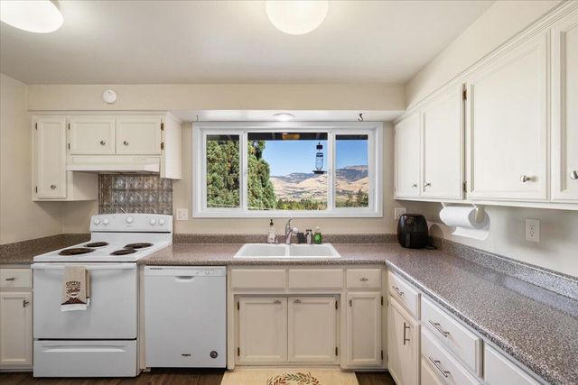 1120 Beswick Way, Ashland, OR 97520
